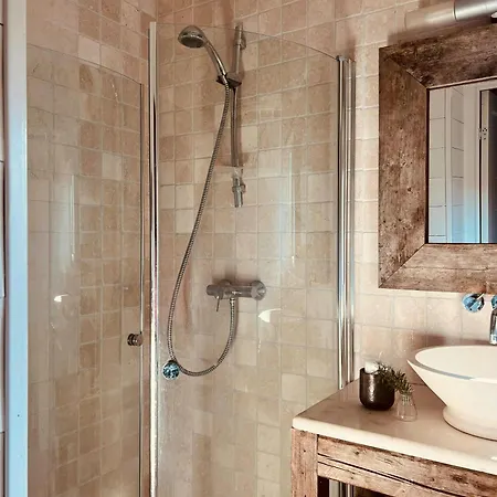 Дом отдыха Architect-designed With Sea View *